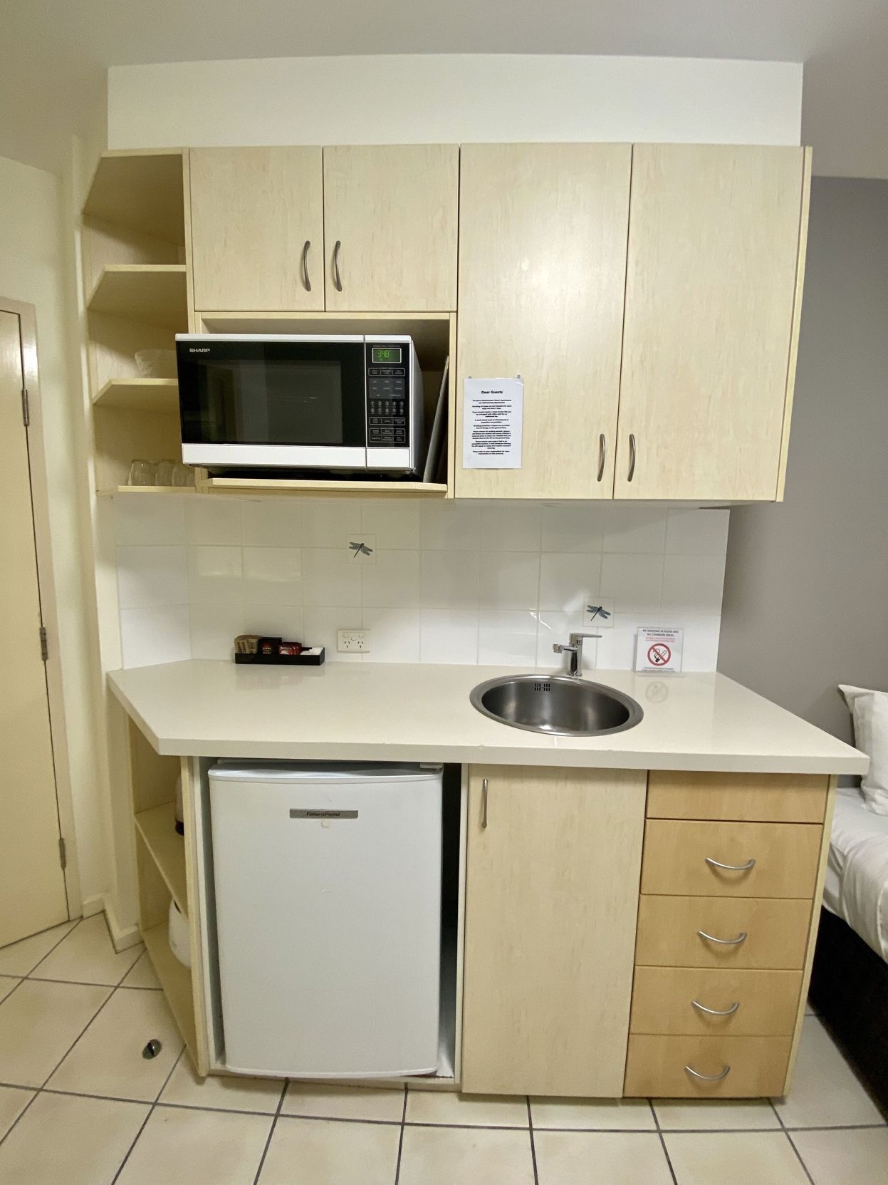 Refrigerador, microondas, tetera/pava eléctrica, utensilios de cocina