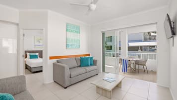 Appartamento, 2 camere da letto | Area soggiorno | TV a schermo piatto 50 pollici con canali via cavo, TV