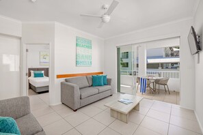 Quarto luxo, 2 quartos | Área de estar | TV de tela plana 50 polegadas com canais a cabo, TV