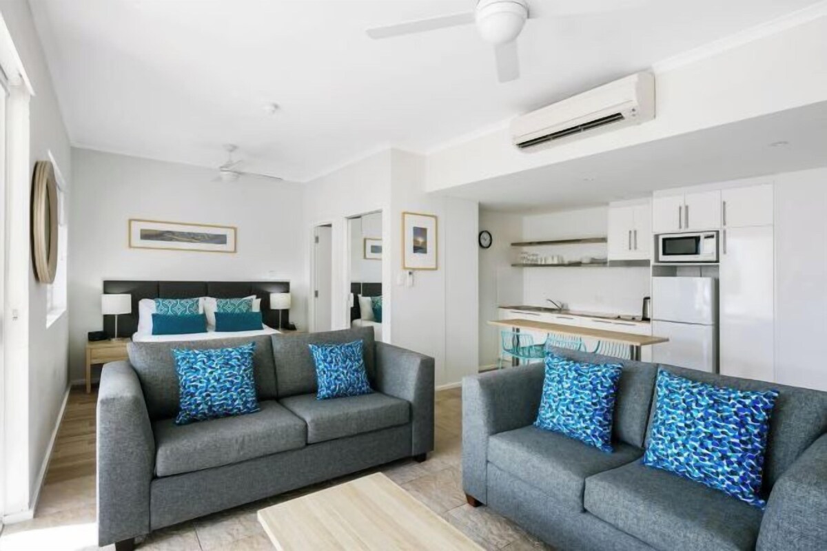Living area | 50-inch flat-screen TV with cable channels, TV