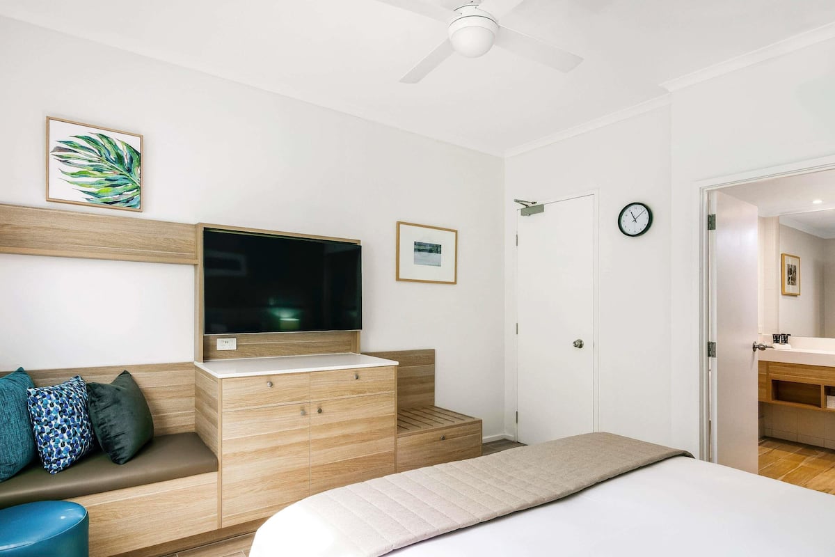 In-room safe, free WiFi, bed sheets