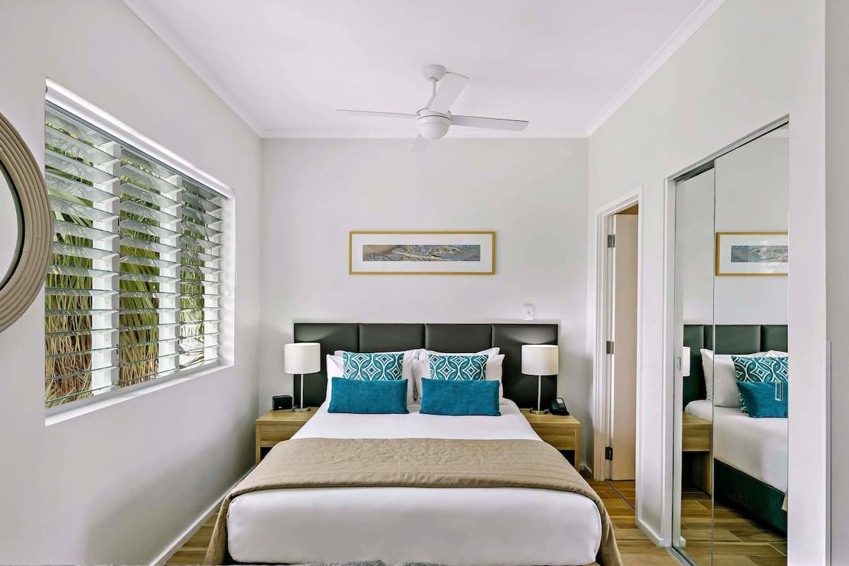 In-room safe, free WiFi, bed sheets