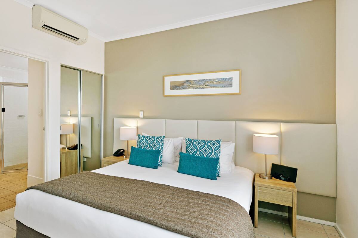 In-room safe, free WiFi, bed sheets