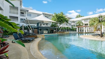 3 ulkouima-allasta, aurinkovarjoja, aurinkotuoleja