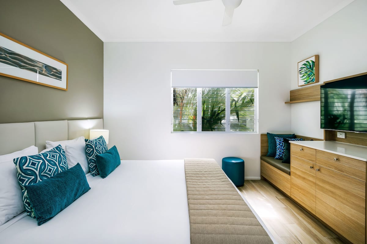 In-room safe, free WiFi, bed sheets