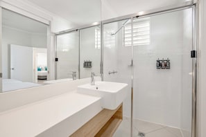 Apartment, 2 Bedrooms | Bathroom | Hair dryer, towels