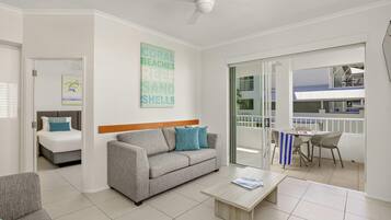 Apartemen, 2 kamar tidur | Brankas, Wi-Fi gratis, dan seprai linen