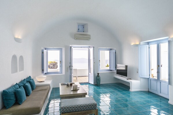 Suite, Private Pool | Living area