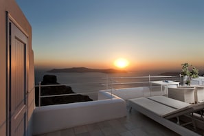 Suite, Jetted Tub (outdoor, Astra) | Minibar, in-room safe, soundproofing, iron/ironing board