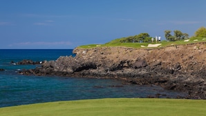 A coastal golf course with a rocky cliff and ocean view. - Kumulani at Mauna Kea (Kamuela)
