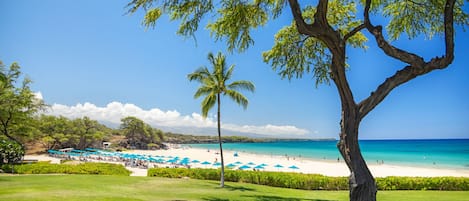 Beach nearby, white sand, sun-loungers, beach umbrellas