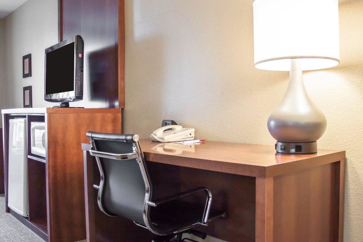 premium bedding, down duvets, in-room safe, desk