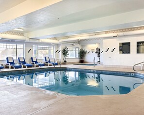 Indoor pool, pool loungers - Comfort Suites Airport (Boise)