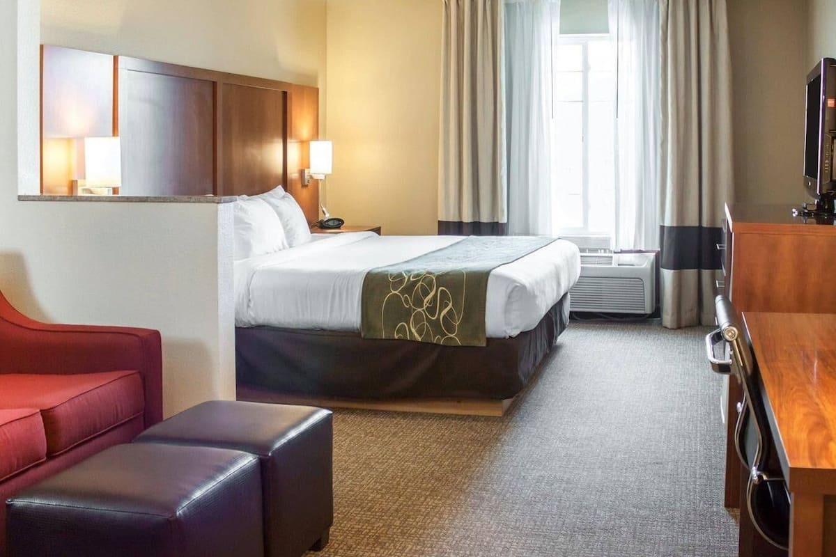 Premium bedding, down comforters, in-room safe, desk