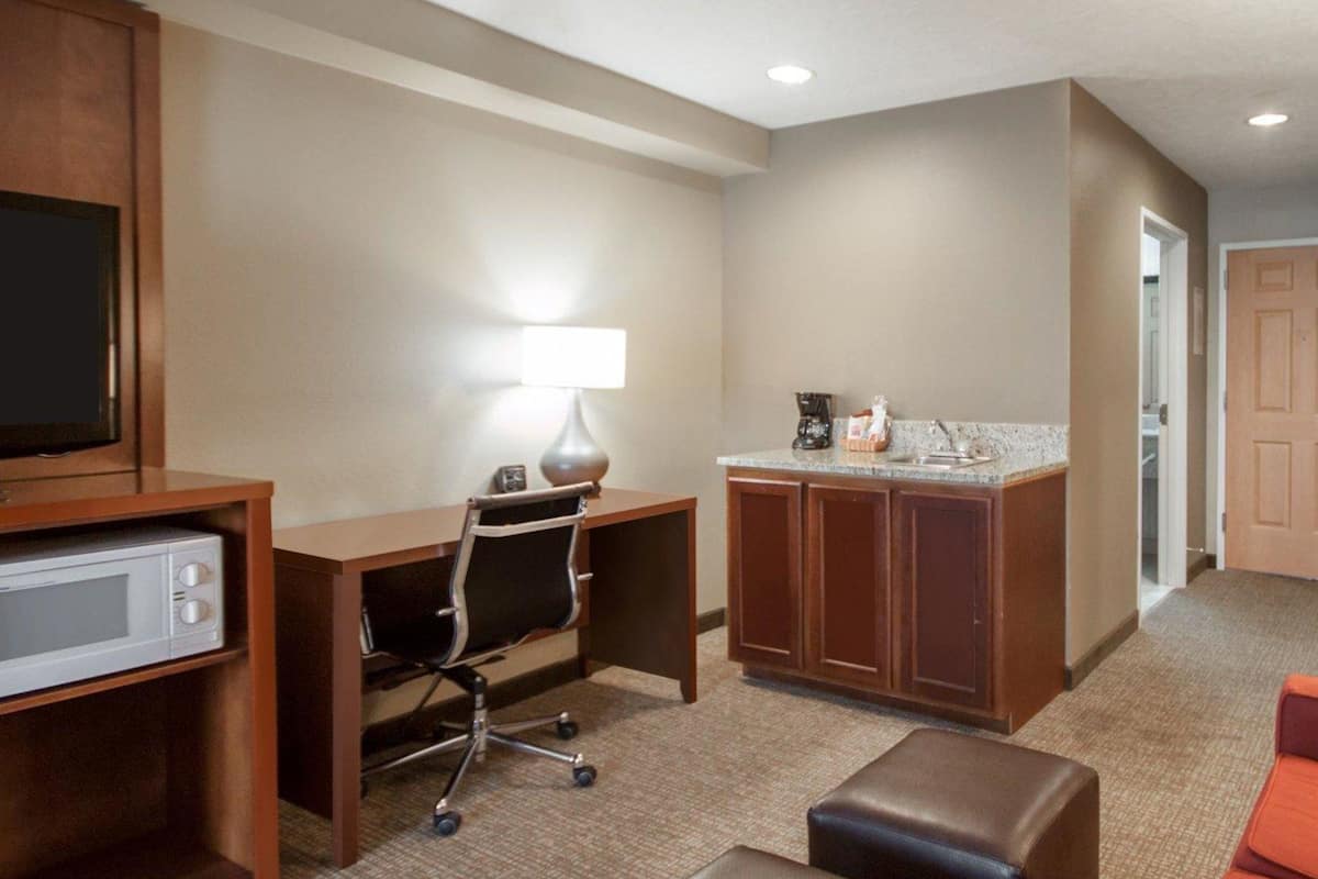 suite, multiple beds, non smoking | premium bedding, down duvets, in-room safe, desk