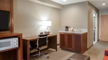 Suite, flere senger, ikke-røyk | Sengetøy av topp kvalitet, dundyner, safe på rommet og skrivebord