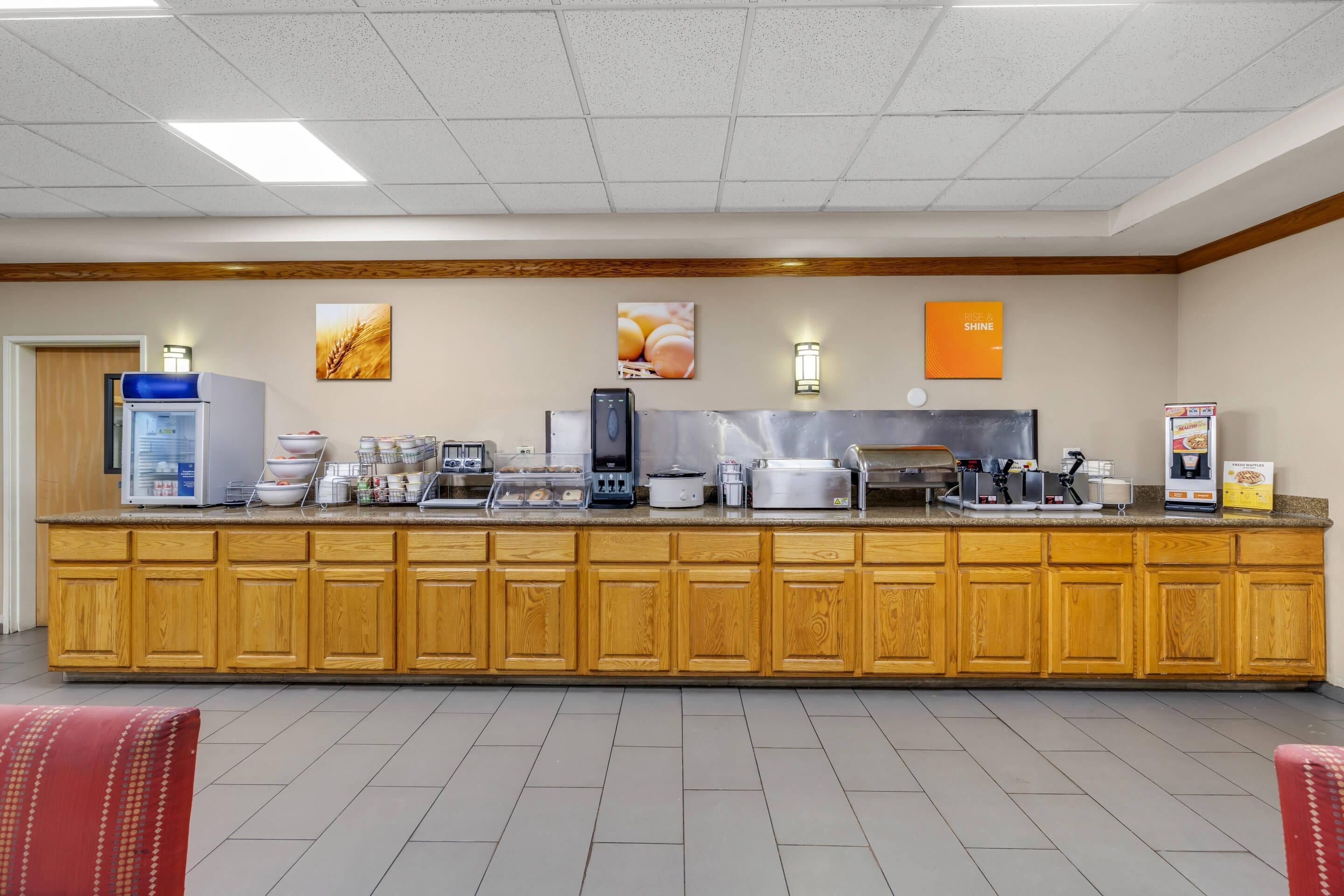 Un bar pour prendre le petit-déjeuner, équipé d’un réfrigérateur, d’une machine à café et de différents récipients pour conserver les aliments.