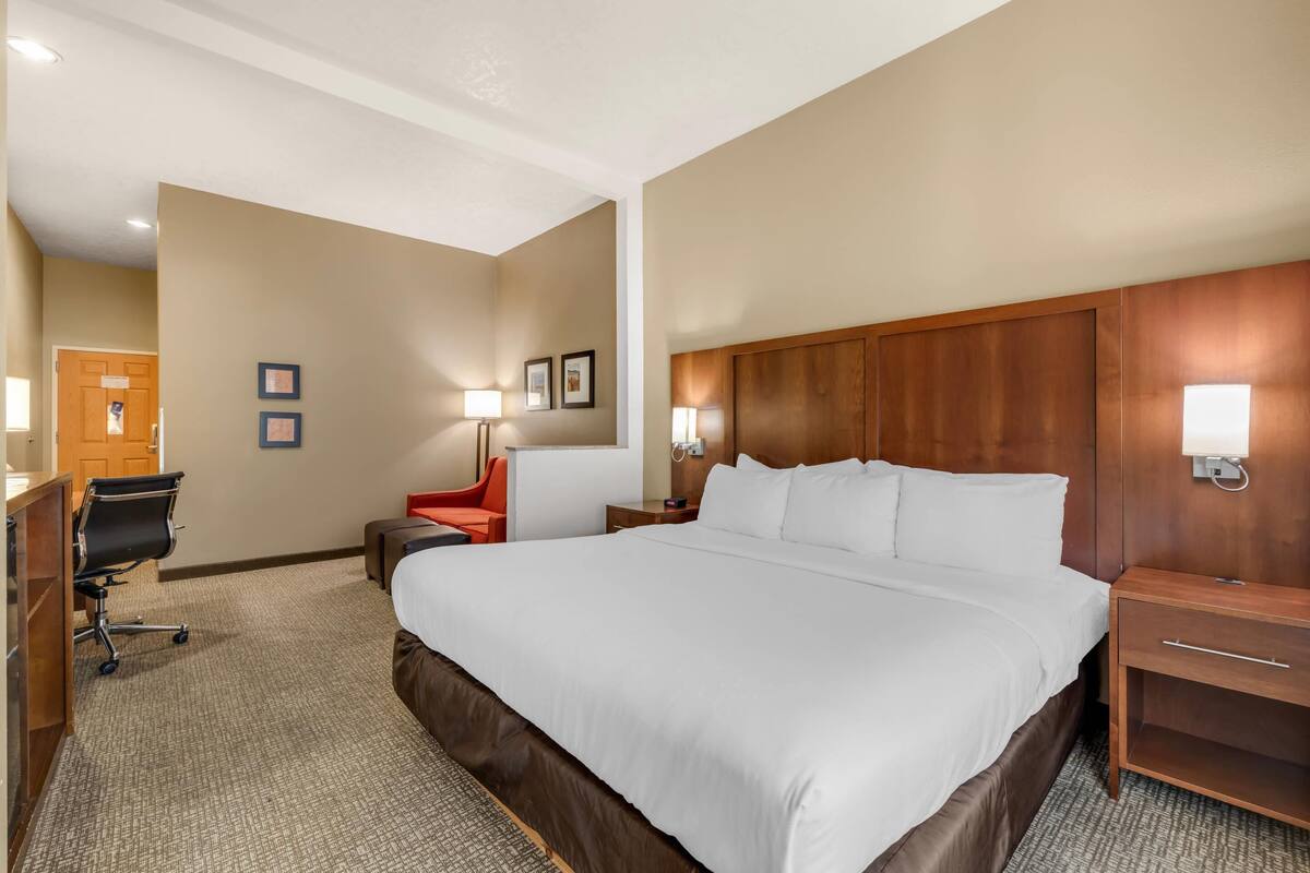 Luxe beddengoed, donzen dekbedden, een kluis op de kamer, een bureau