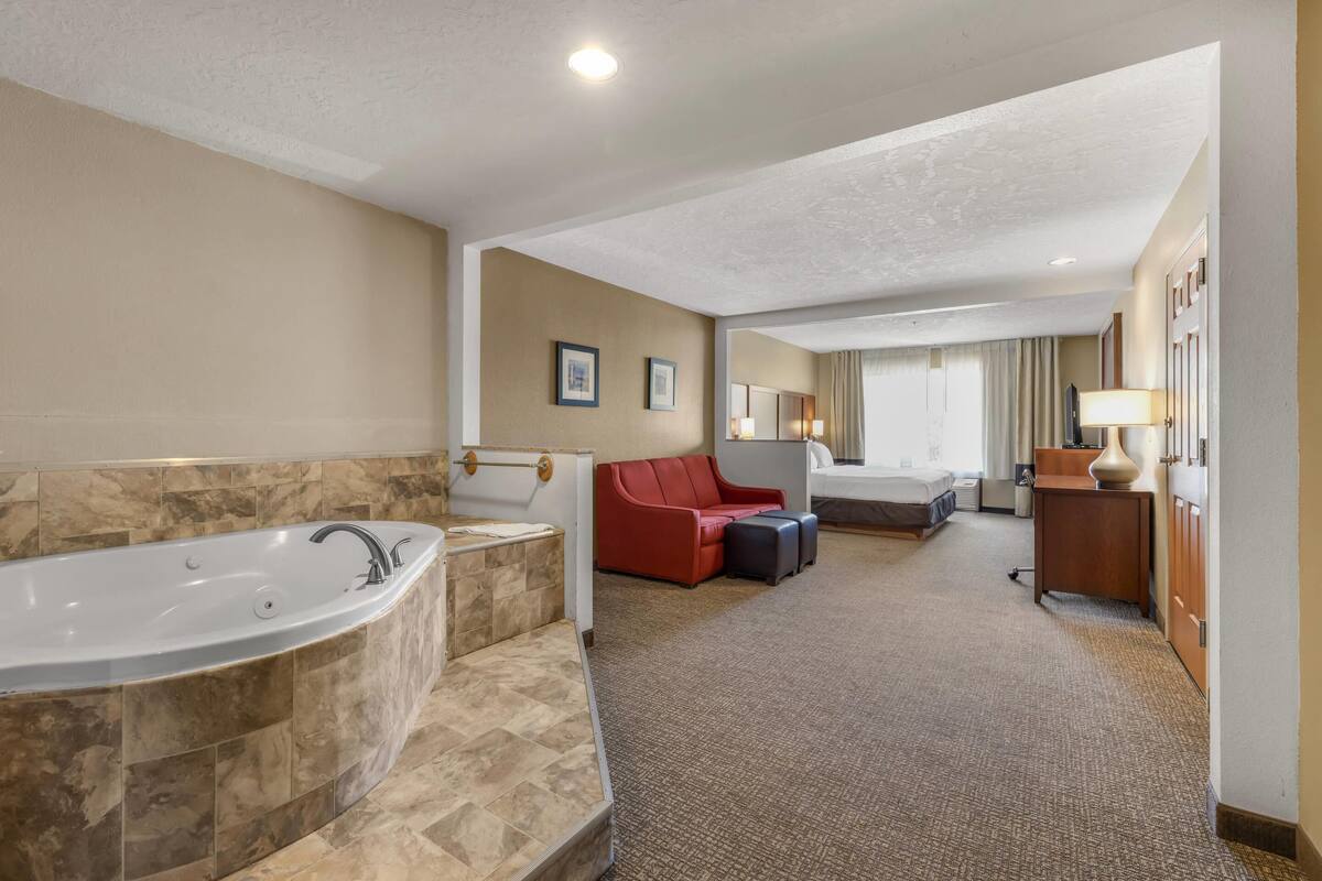 Suite, 1 King Bed, Non Smoking, Hot Tub | Premium bedding, down comforters, in-room safe, desk