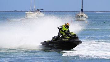 Una moto aquàtica sobre l'aigua amb una persona conduint-la.