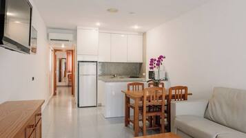 1 habitación, edredón, caja de seguridad en la habitación y escritorio