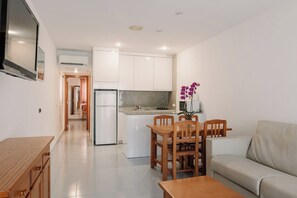 1 habitación, edredón, caja de seguridad en la habitación y escritorio 
