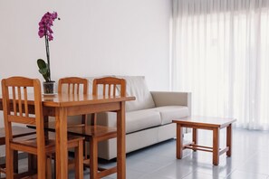 Apartment (2 people) | Living area | Flat-screen TV - Hotel Lodomar Spa & Talasoterapia (San Pedro del Pinatar)