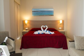 Junior Suite | Down comforters, in-room safe, desk, laptop workspace - Hotel Lodomar Spa & Talasoterapia (San Pedro del Pinatar)