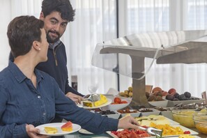 Tägliches Frühstücksbuffet gegen Gebühr