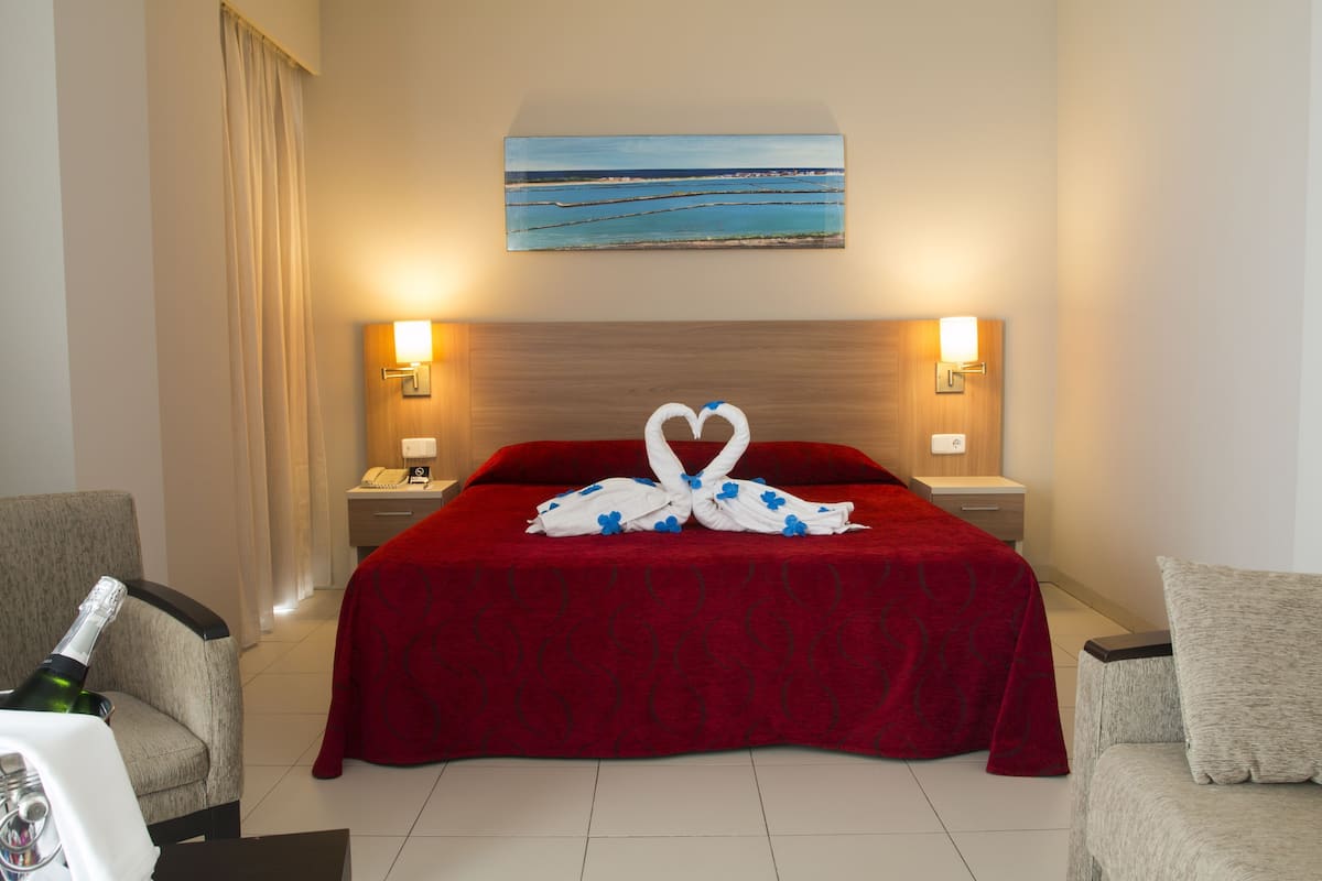 Down duvets, in-room safe, desk, laptop workspace