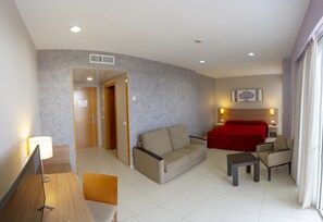Suite junior | 1 habitación, edredón, caja de seguridad en la habitación y escritorio 