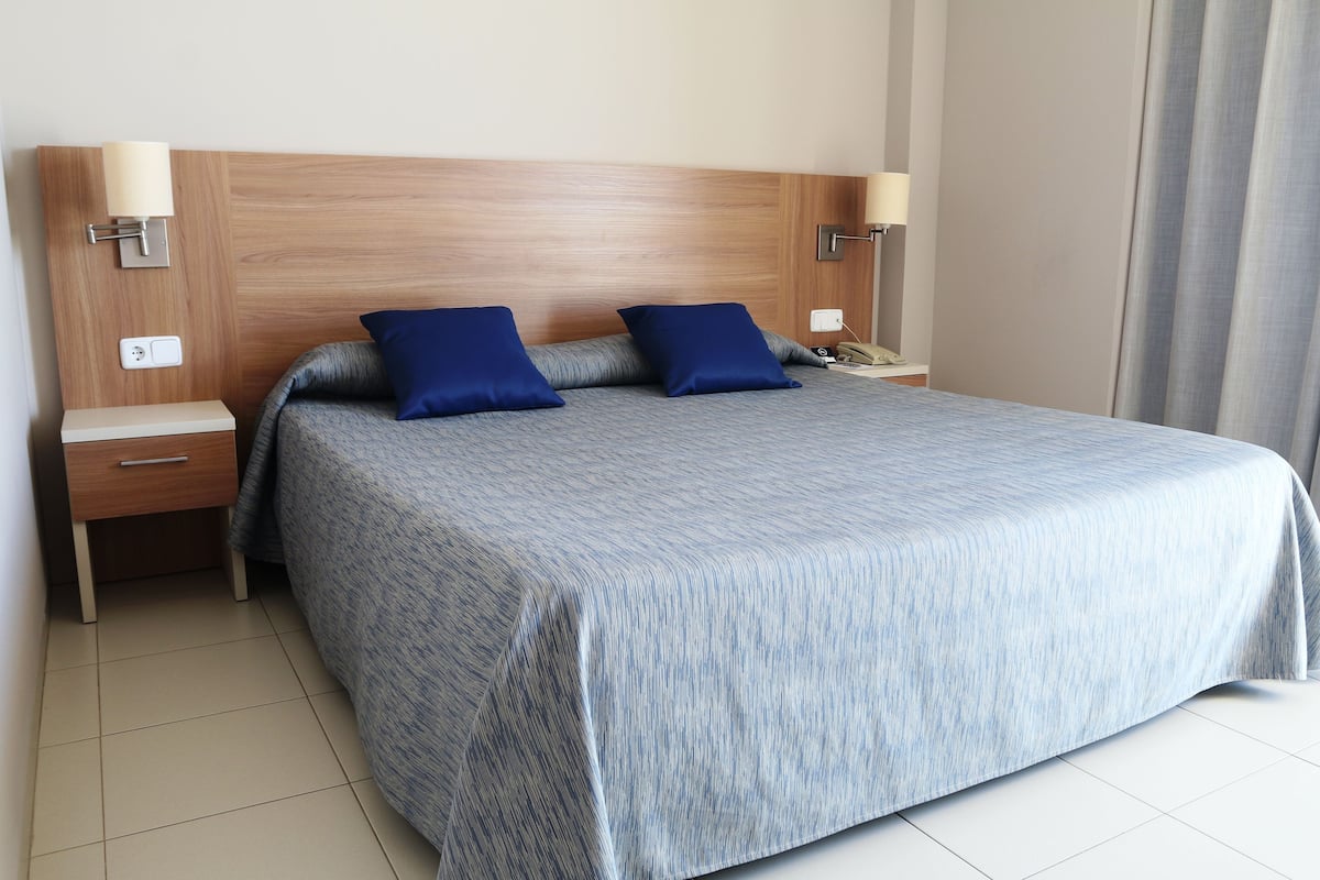 Down duvets, in-room safe, desk, laptop workspace