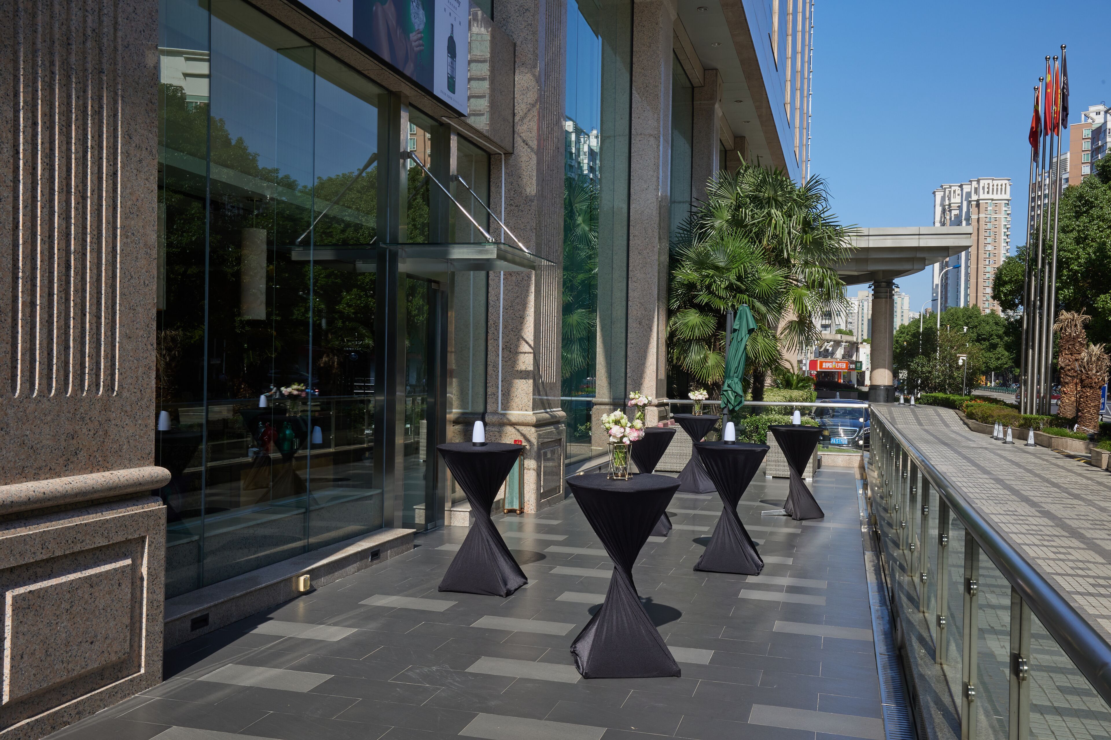 2 restaurants, breakfast, lunch, dinner served; international cuisine