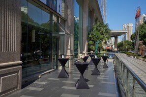 2 restaurants, breakfast, lunch, dinner served; international cuisine