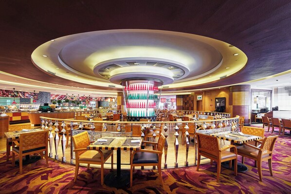2 restaurants, breakfast, lunch, dinner served; international cuisine