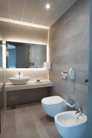 Shower, rainfall showerhead, free toiletries, hair dryer - PROMENADE HOTEL ZALKA (Zalqa)