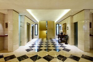 Lobby sitting area - PROMENADE HOTEL ZALKA (Zalqa)