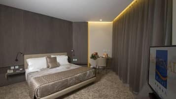 Minibar, caja de seguridad en la habitación y decoración personalizada