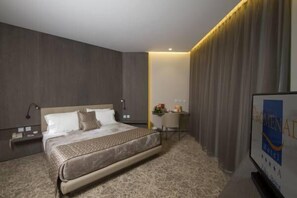 Minibar, in-room safe, individually decorated, individually furnished