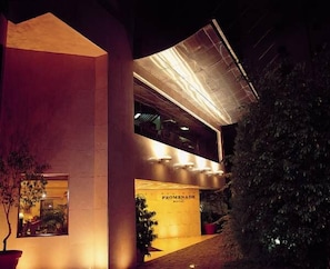 Façade de l’hébergement  – soirée/nuit