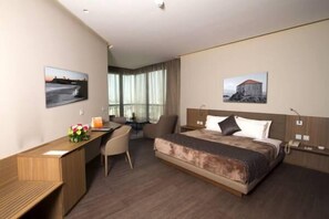 Minibar, caja de seguridad en la habitación y decoración personalizada 