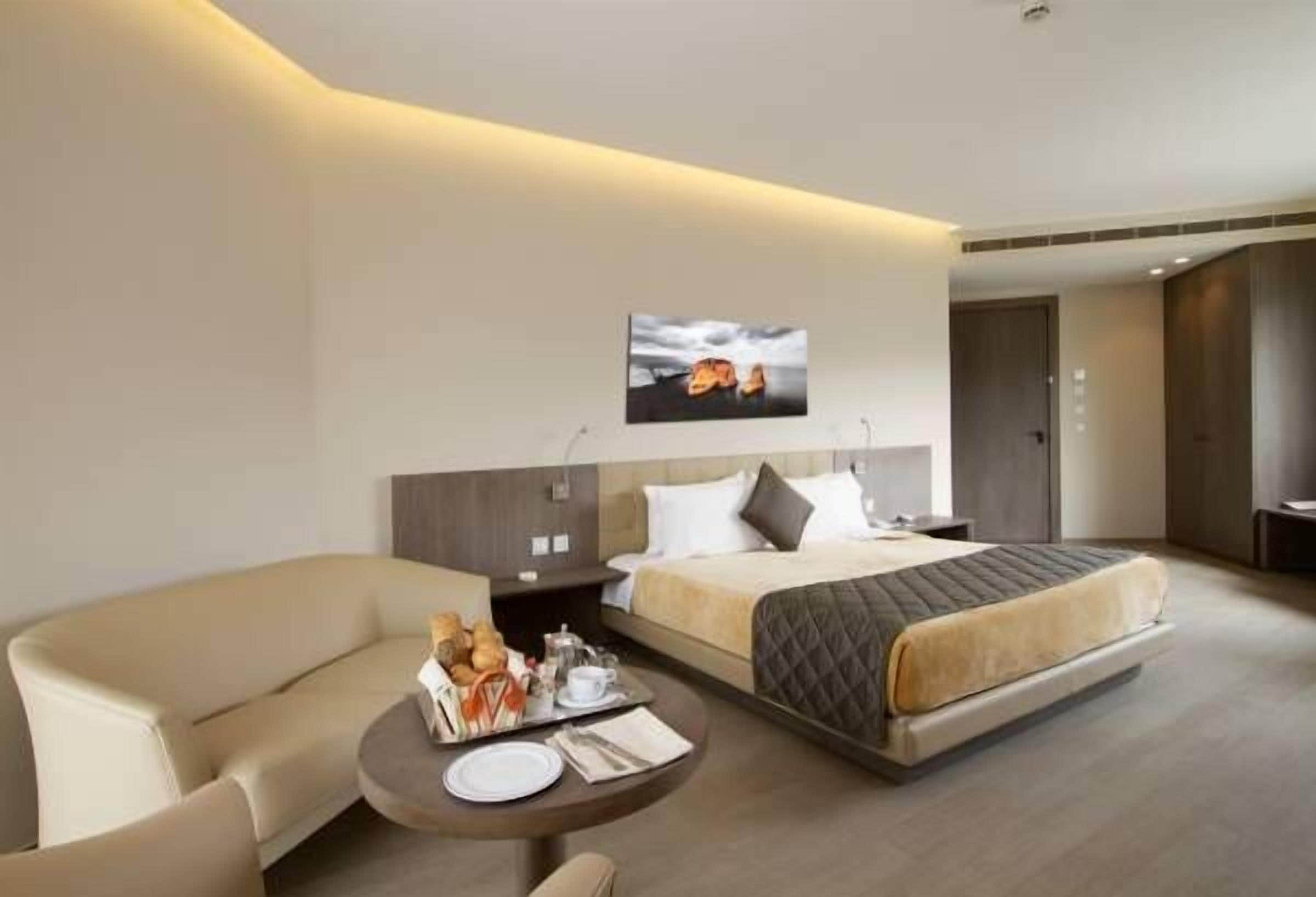 Minibar, in-room safe, individually decorated, individually furnished