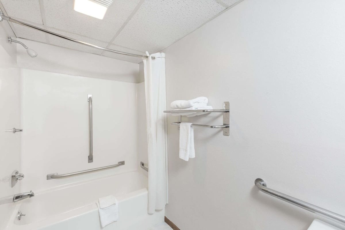 Bathroom | Combined shower/bathtub, hydromassage showerhead, free toiletries