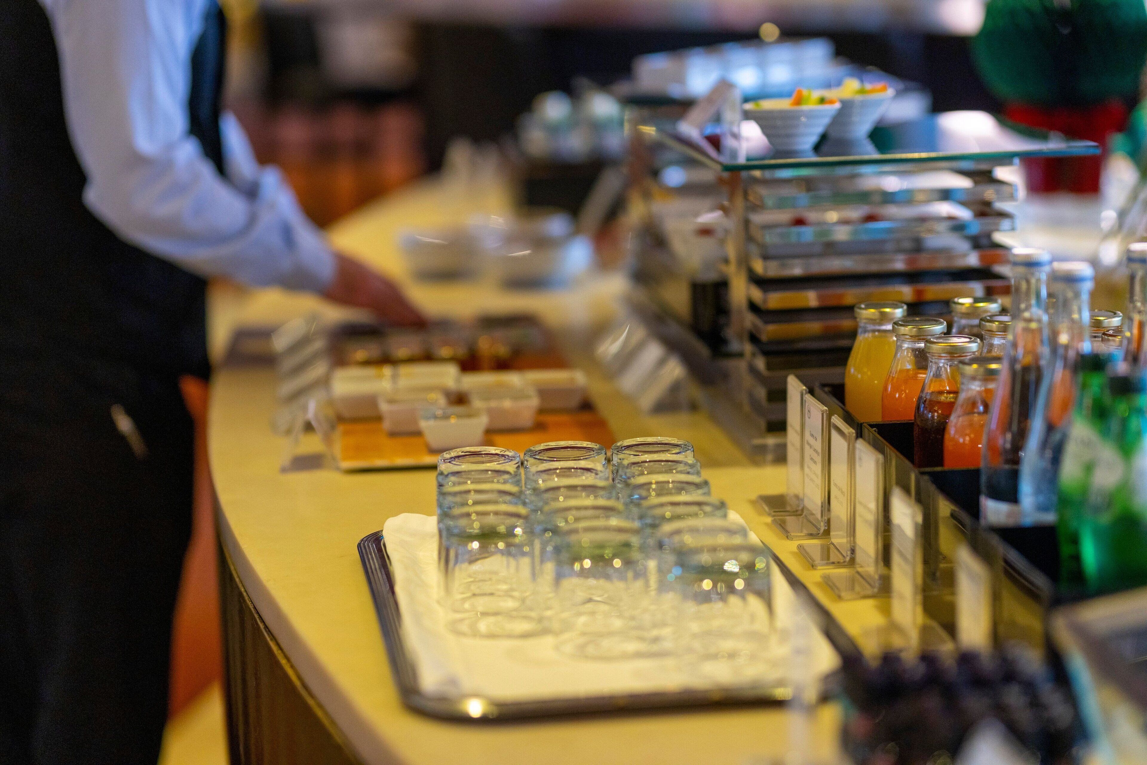 Un mostrador de buffet con diferentes alimentos y bebidas.