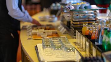 Un mostrador de buffet con diferentes alimentos y bebidas.
