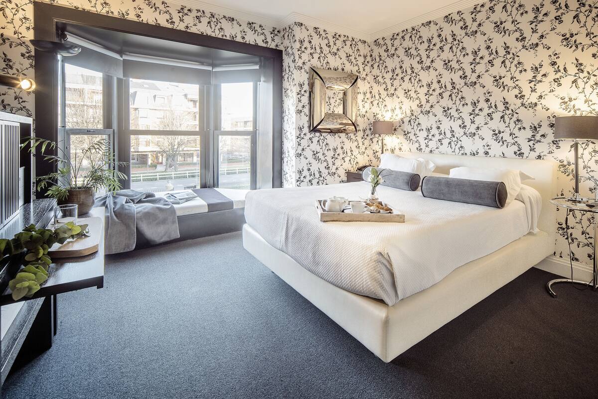 standard double room, garden view | down duvets, minibar, in-room safe, desk