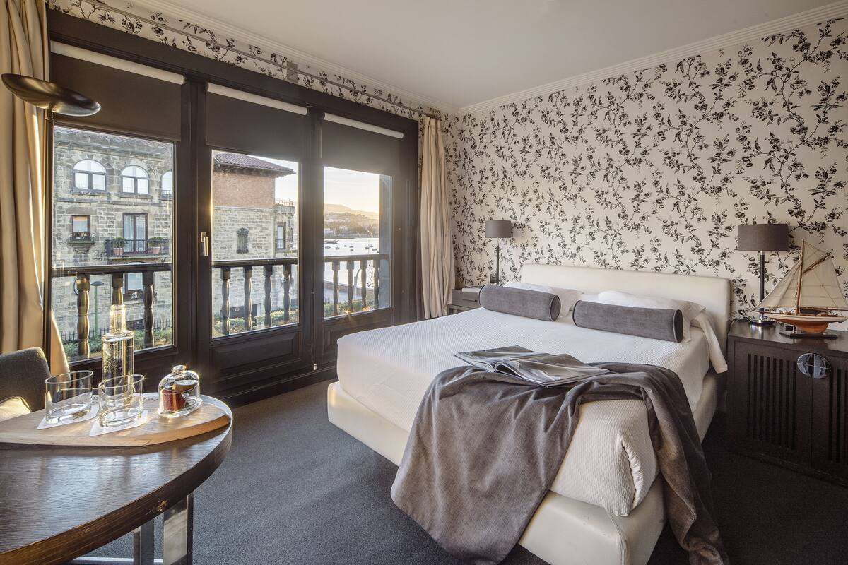 standard double room, garden view | down duvets, minibar, in-room safe, desk