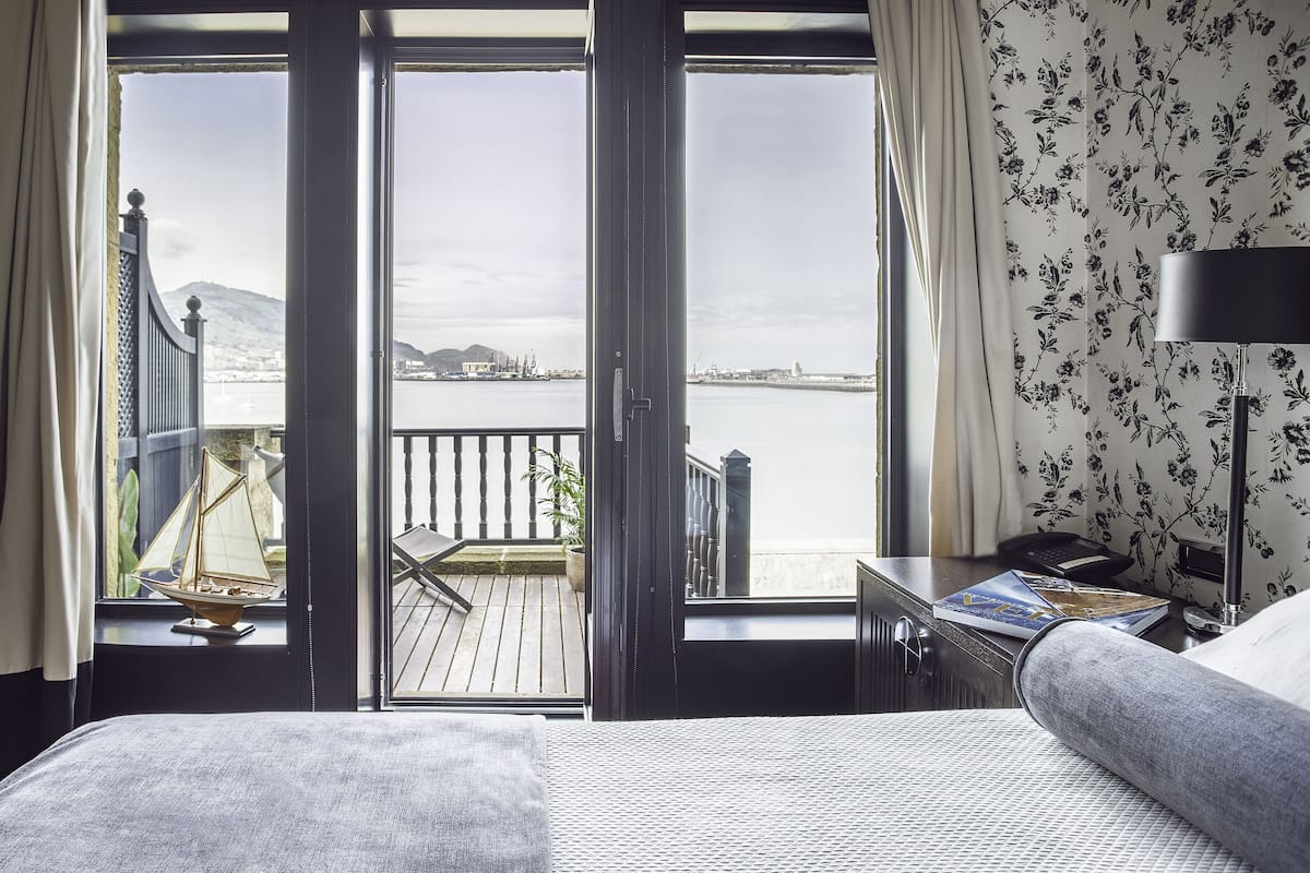Duntäcken, minibar, värdeförvaringsskåp på rummet och skrivbord