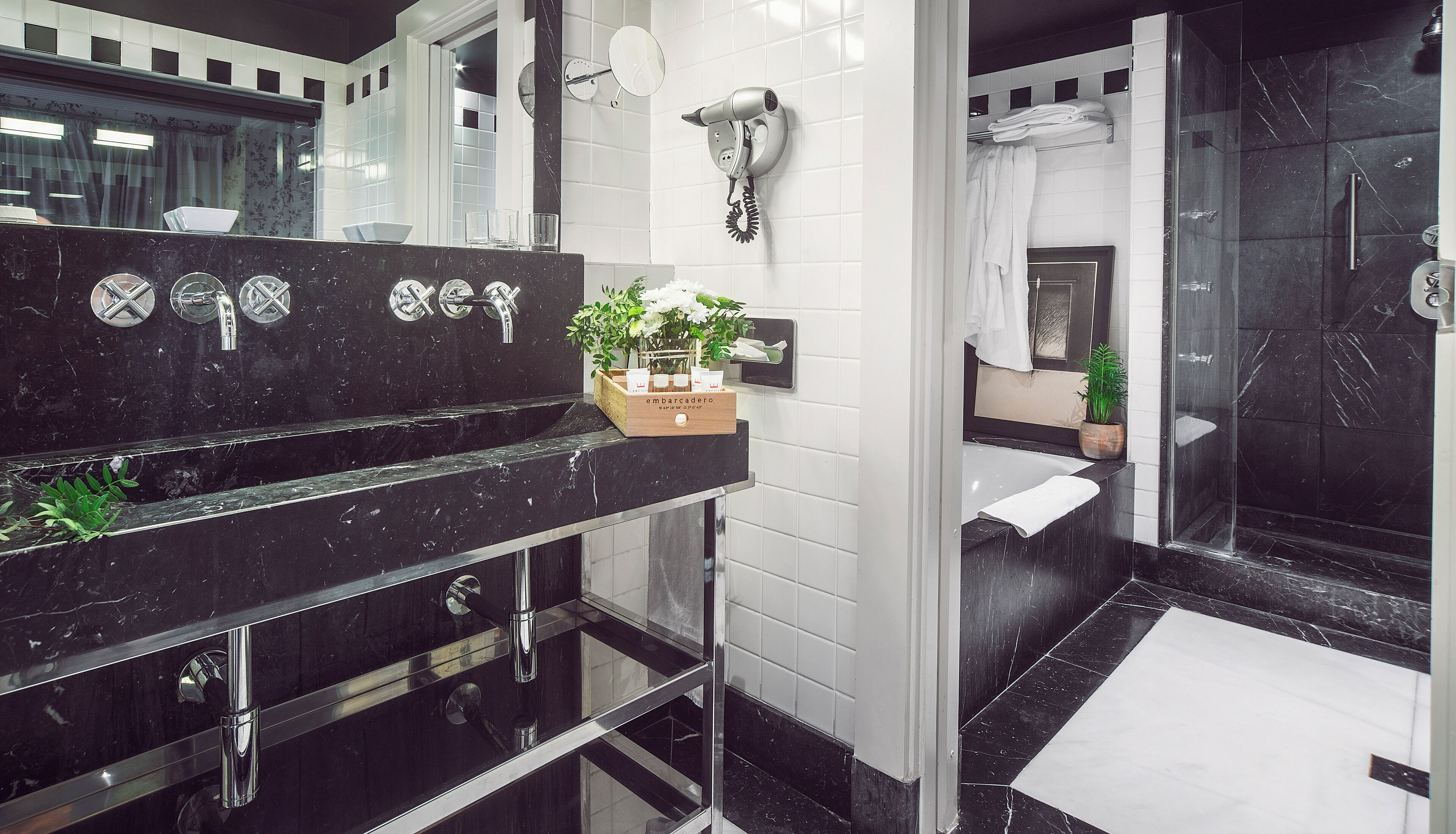 Junior Studio Suite, Sea View | Bathroom | Free toiletries, hair dryer, bidet, towels