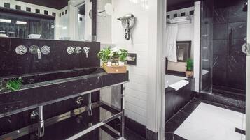 Junior Studio Suite, Sea View | Bathroom | Free toiletries, hair dryer, bidet, towels